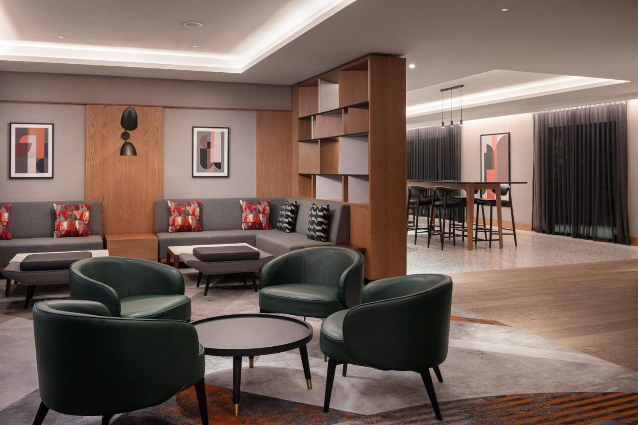 Prague Marriott Hotel Eksteriør bilde The lounge at the airport