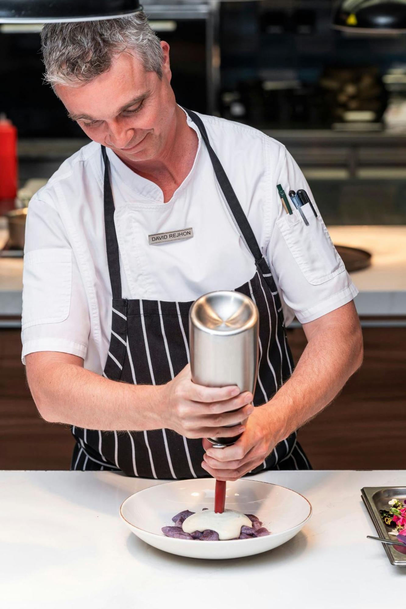 Prague Marriott Hotel Eksteriør bilde A server holding a can of beer
