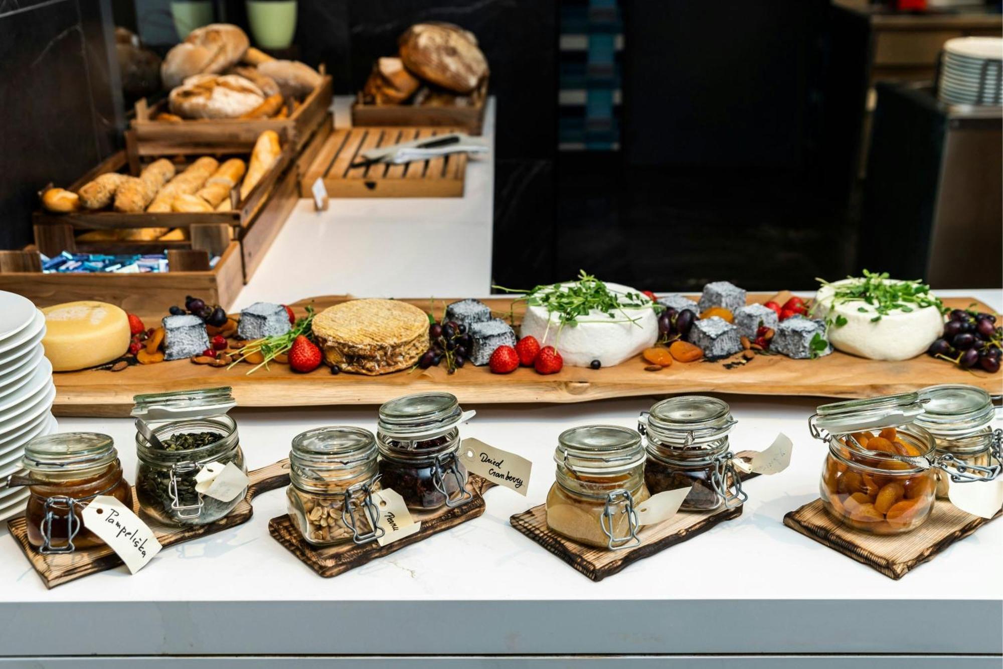 Prague Marriott Hotel Eksteriør bilde A selection of food at a buffet